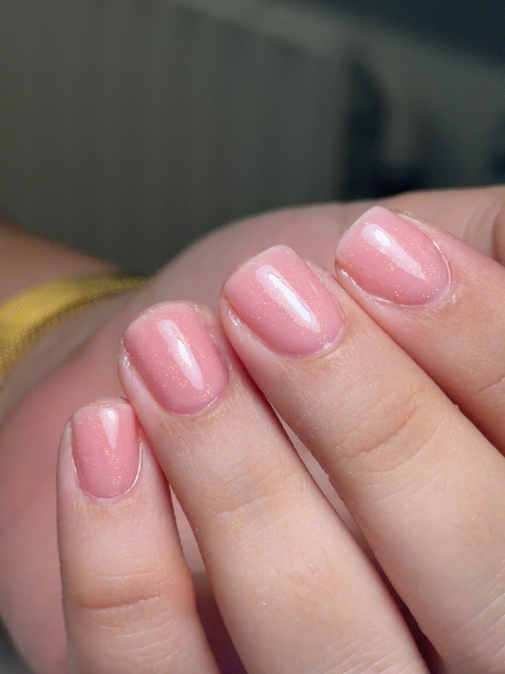 Roze BIAB met een parelmoerglans op korte nagels